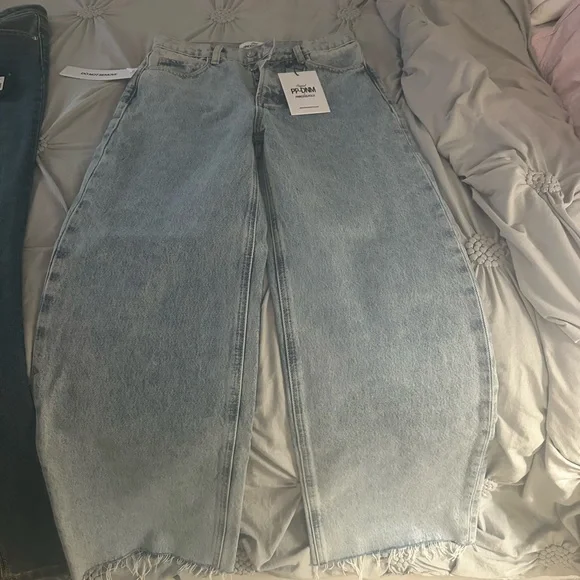 Princess Polly Light Blue Flare Jeans PETITE - Picture 2 of 3